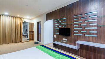 Premium Room | Desk, bed sheets