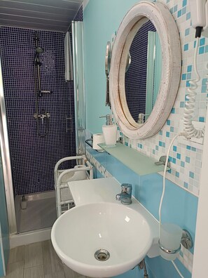 House, 1 Bedroom, Smoking, City View | Bathroom amenities