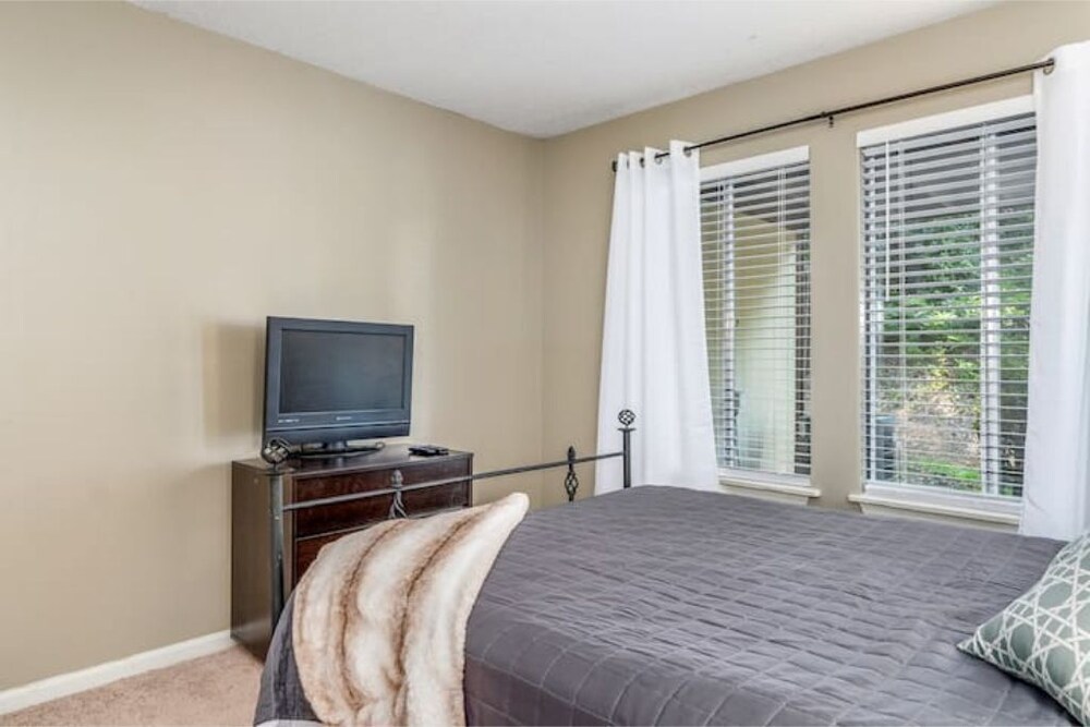 King Bed 3BR Condo 3.2 mi to UA Near Kentuck and Ol’Colony