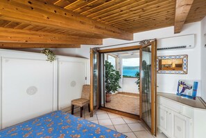 2 bedrooms, desk, iron/ironing board, travel crib - Attic La Bomboniera (Pittulongu)