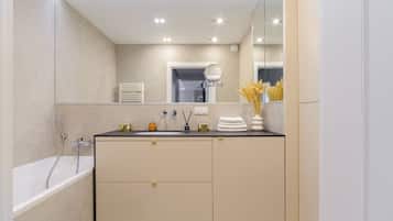 Apartamento exclusivo | Baño | Bañera, secador de pelo, toallas y jabón