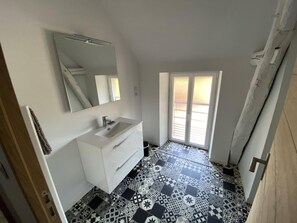 Een douche, een haardroger, handdoeken, toiletpapier