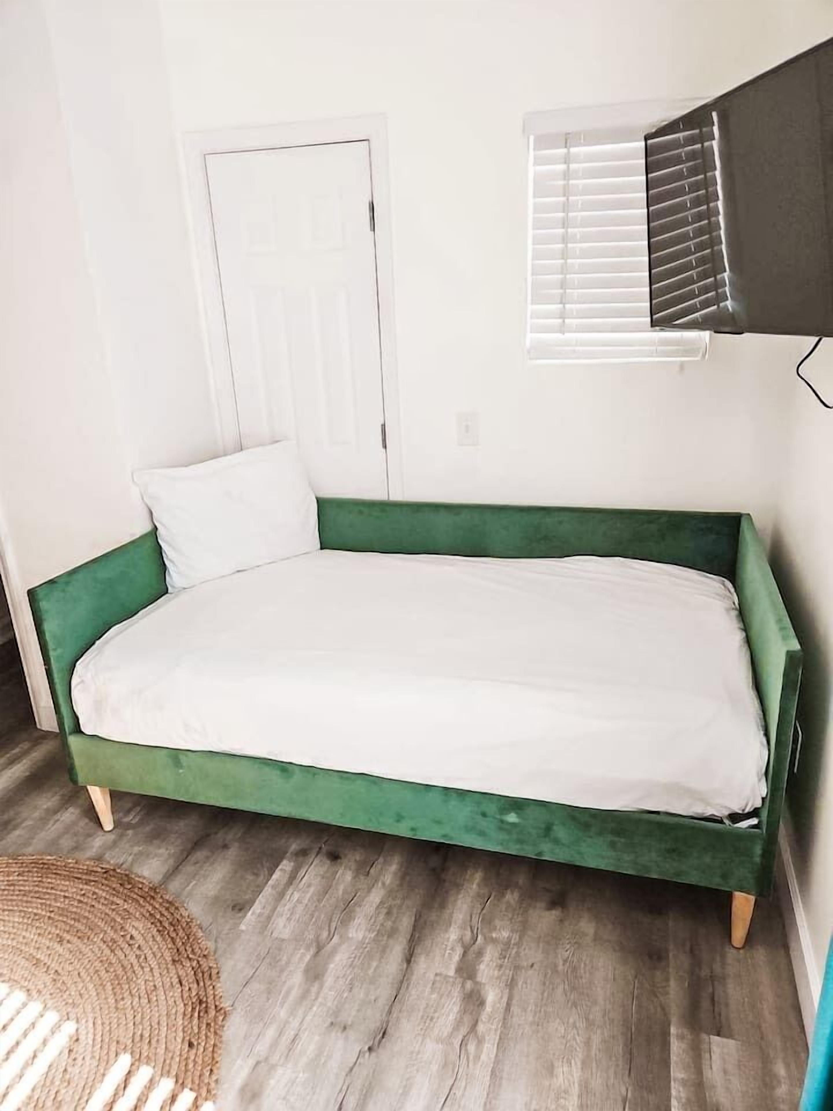 Skrivebord, strykejern/-brett, wi-fi og sengetøy