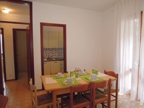 Departamento, 2 habitaciones, patio, vista al jardín | Restaurantes