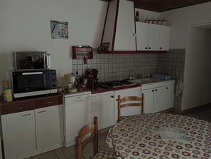 Frigorifero, microonde, forno, piano cottura