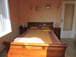 2 slaapkamers, een strijkplank/strijkijzer, reisbedje, beddengoed