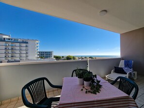Balcony - Homely Apartment With Great View and Pool (San Michele al Tagliamento)