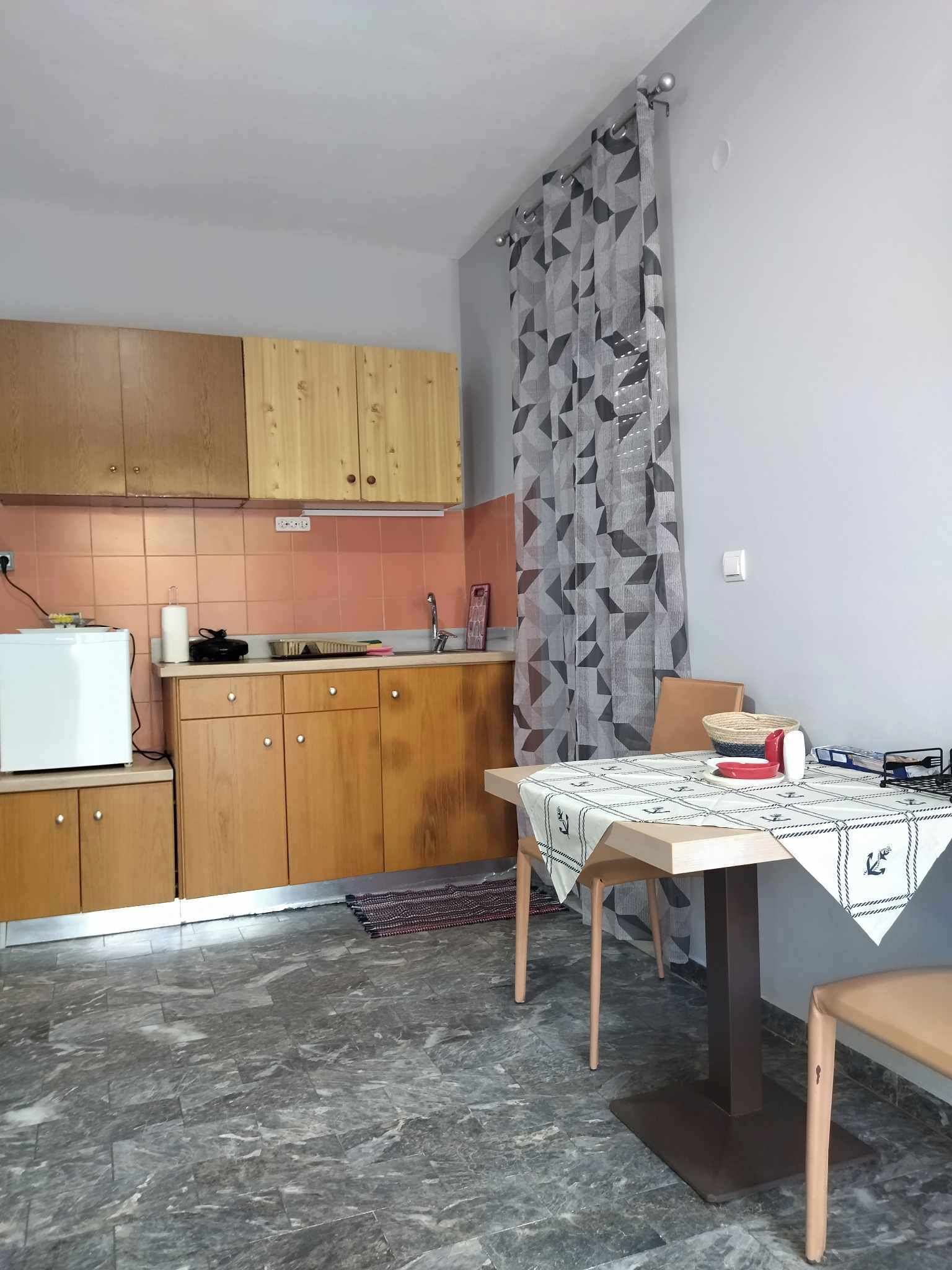 Estudio | Cocina privada | Frigorífico pequeño, tostadora, especias y artículos de limpieza