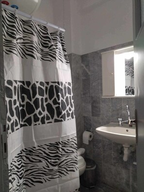 Studio | Bathroom | Shower, hair dryer, towels, soap - COSY Living Apartments (Kos)