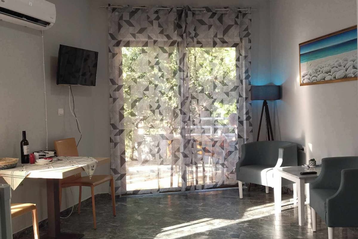 Estudio | Área de sala de estar | Televisión LED de 32 pulgadas con canales digitales