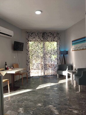 スタジオ | リビング エリア | 32 インチのLED テレビ (デジタル放送視聴可)