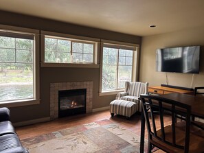 Una Smart TV, una chimenea, libros