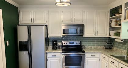 UGA Tix available with booking! Cozy home near Athens, shops, stadium, etc.