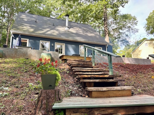 UGA Tix available with booking! Cozy home near Athens, shops, stadium, etc.