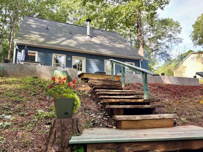 UGA Tix available with booking! Cozy home near Athens, shops, stadium, etc.