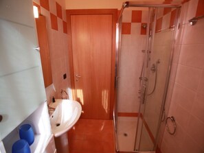 Apartment, 2 Bedrooms, Patio | Bathroom
