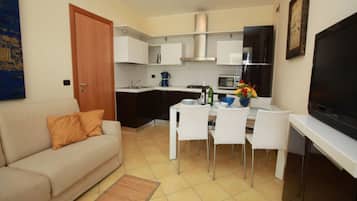 Apartment, 2 Bedrooms, Patio | Interior