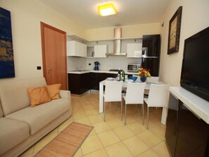 Apartment, 2 Bedrooms, Patio | Interior