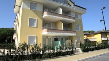 Apartment, 2 Bedrooms, Patio | Property entrance
