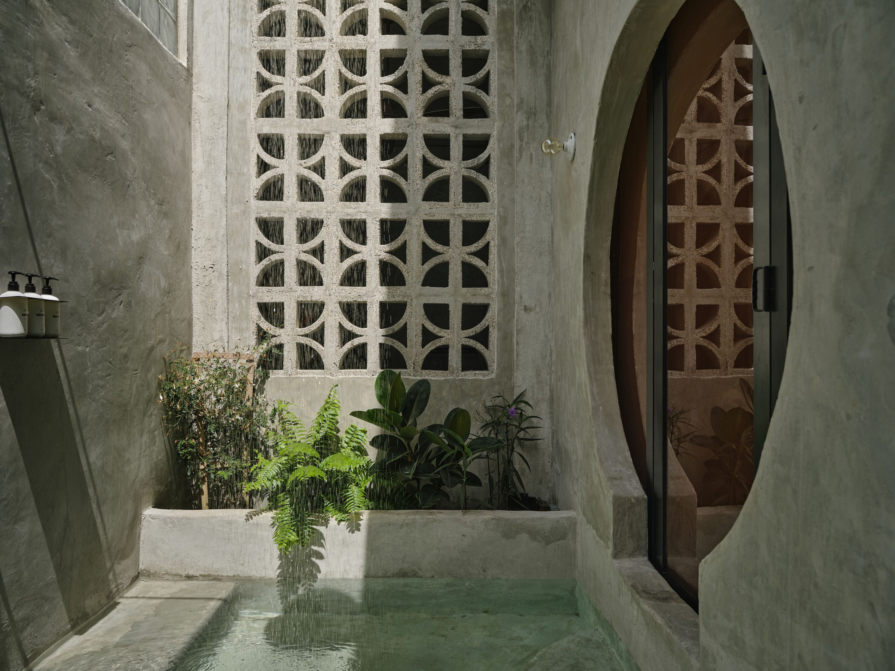 设计复式房 | 浴室 | 吹风机、毛巾、肥皂、洗发水