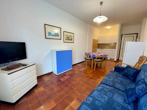 Apartamento, 1 quarto, sacada, vista para a piscina | Sala de estar