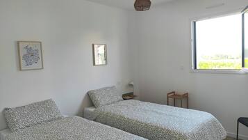 2 bedrooms, travel crib, free WiFi, bed sheets