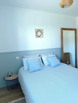 2 habitaciones, tabla de planchar con plancha y cuna de viaje 