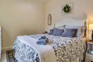 2 bedrooms, iron/ironing board, WiFi, bed sheets - Charming Gravois Mills Escape w/ Private Backyard! (Gravois Mills)