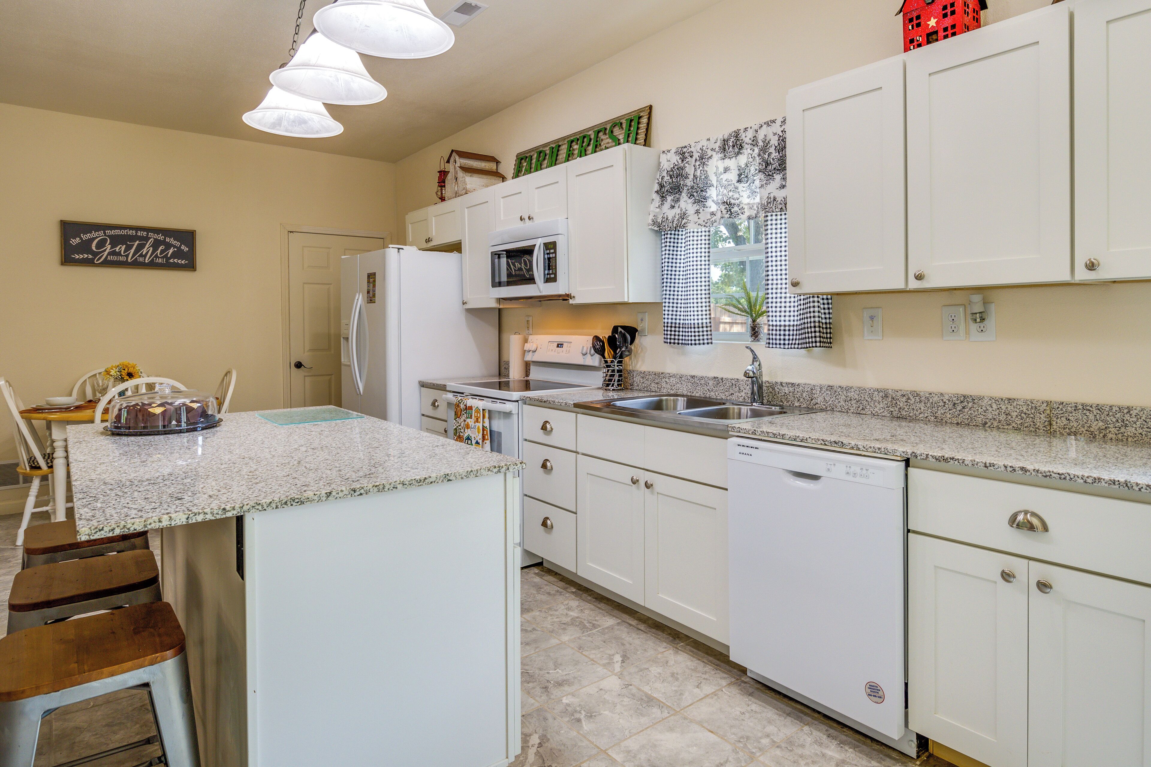 Fridge, microwave, stovetop, dishwasher