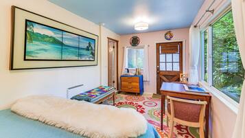 2 bedrooms, desk, iron/ironing board, WiFi