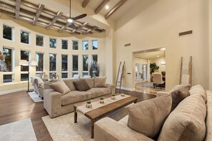 Smart-TV, Kamin, Stereoanlage