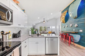 Fridge, microwave, oven, stovetop - Da Volks VW Haus with Courtyard
King Master,Mins from downtown
(St. Augustine)