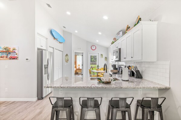 Fridge, microwave, oven, stovetop - Da Volks VW Haus with Courtyard
King Master,Mins from downtown
(St. Augustine)