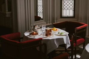 Daily continental breakfast (GBP 30 per person)