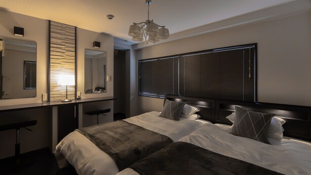 A modern hotel room with two beds, a large mirror, and a chandelier. - NAOMI (Osaka)