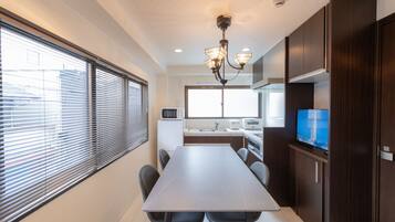 Deluxe House | Dining room