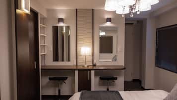 Deluxe House | Individually decorated, individually furnished, desk, blackout drapes