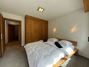 2 makuuhuonetta, silitysrauta/-lauta, ilmainen Wi-Fi, vuodevaatteet