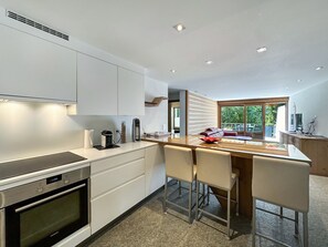 Kühlschrank, Ofen, Geschirrspüler, Wasserkocher mit Kaffee-/Teezubehör