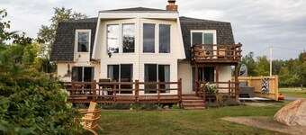 Lakeside Escape W/Hot Tub & King Bed Comfort