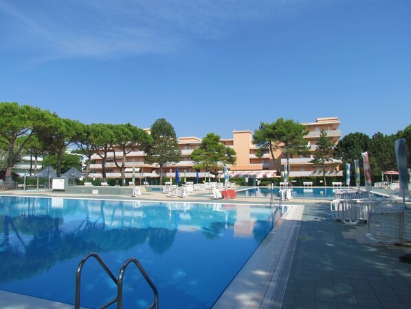 Outdoor pool - Homely Apartment With Shared Pools - Beahost (San Michele al Tagliamento)