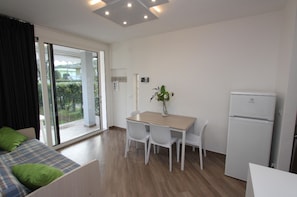 Apartamento, 2 quartos, varanda, vista para o jardim | Sala de estar