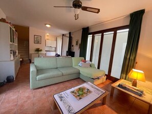 Villa, 3 Bedrooms, Private Pool, Garden View | Living room - Charming Villa With Pool in Albarella (Rosolina)
