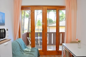 Apartment, 1 Bedroom, Terrace, Garden View | Living room