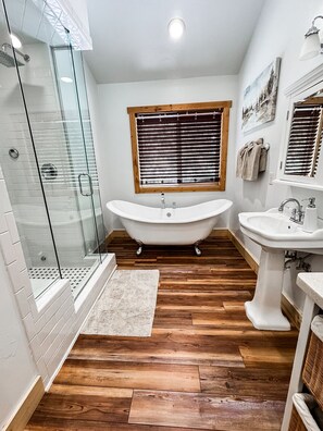 Dusche, kostenlose Toilettenartikel, Haartrockner, Handtücher