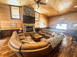 Smart TV, fireplace, video games - Kantada Retreats on the Green Sleeps 20 WiFi HOT TUB near Yellowstone (Island Park)