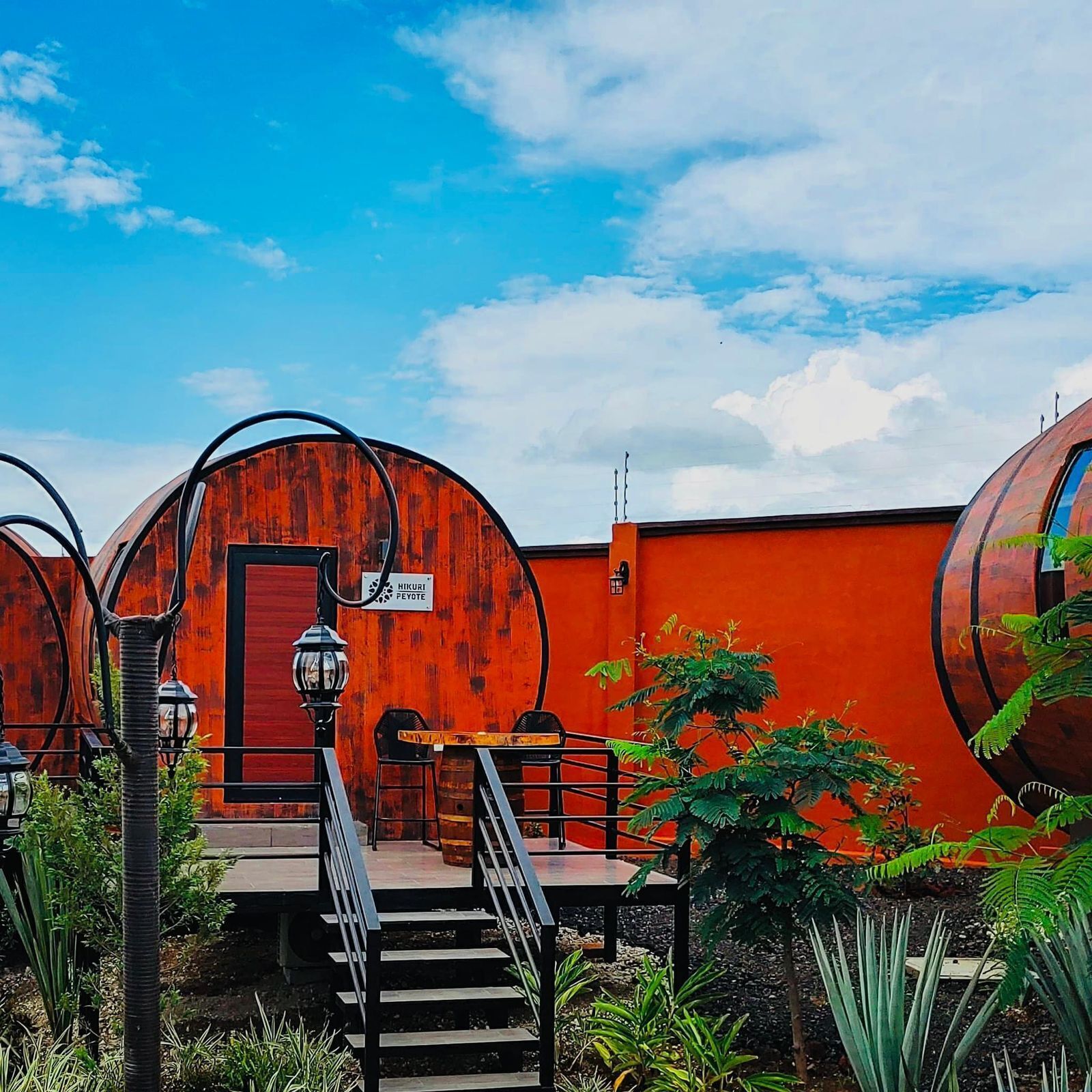 Un edificio con fachada roja y un letrero que dice 'HIKURI PEYOTE'.