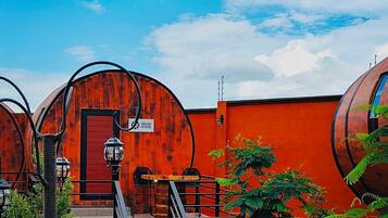 Un edificio con fachada roja y un letrero que dice 'HIKURI PEYOTE'.