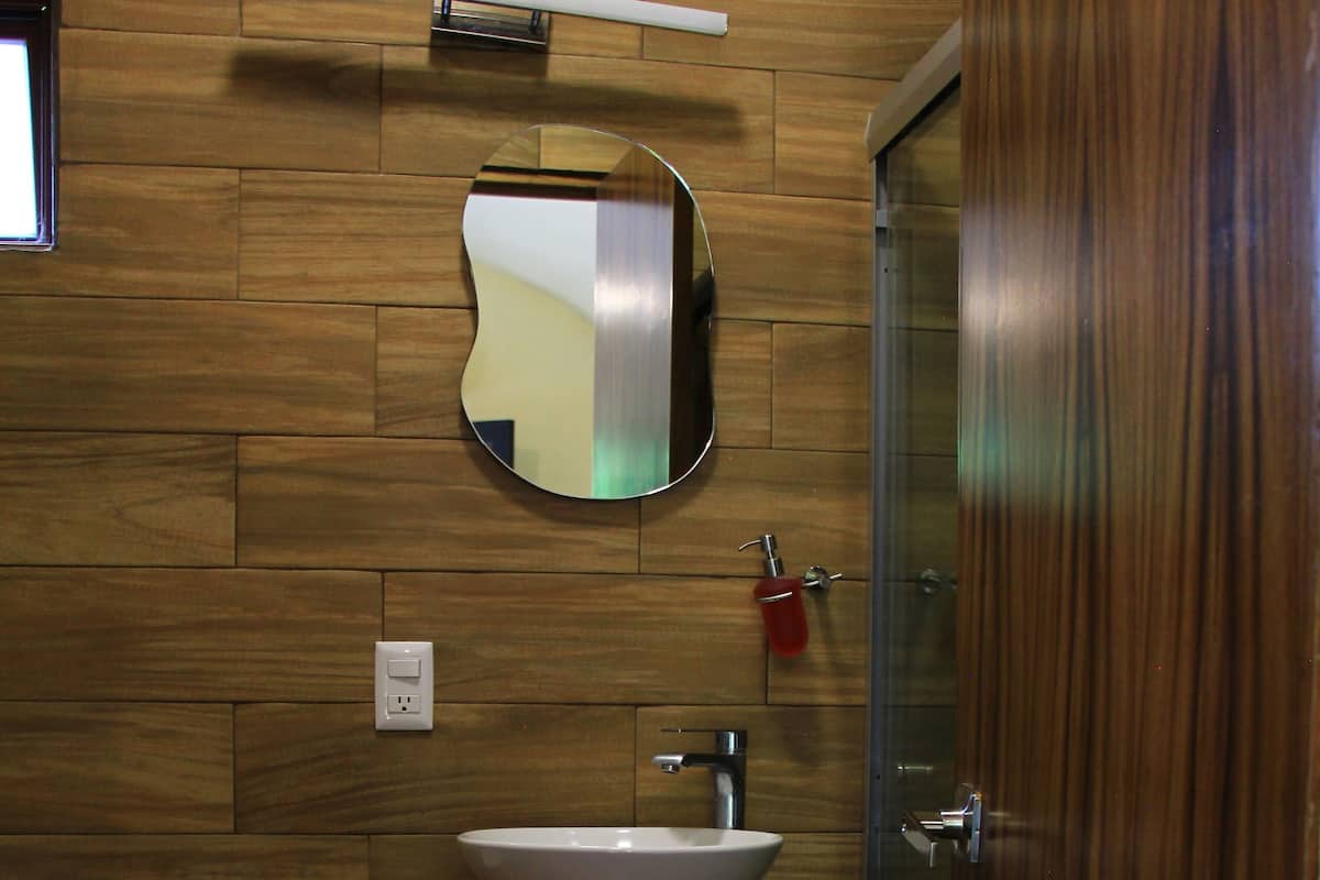 Standardrum | Badrum | Dusch, hårtork, tofflor och handdukar