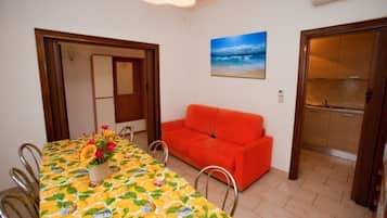 Apartment, 3 Bedrooms, Terrace, Garden View | Dining room